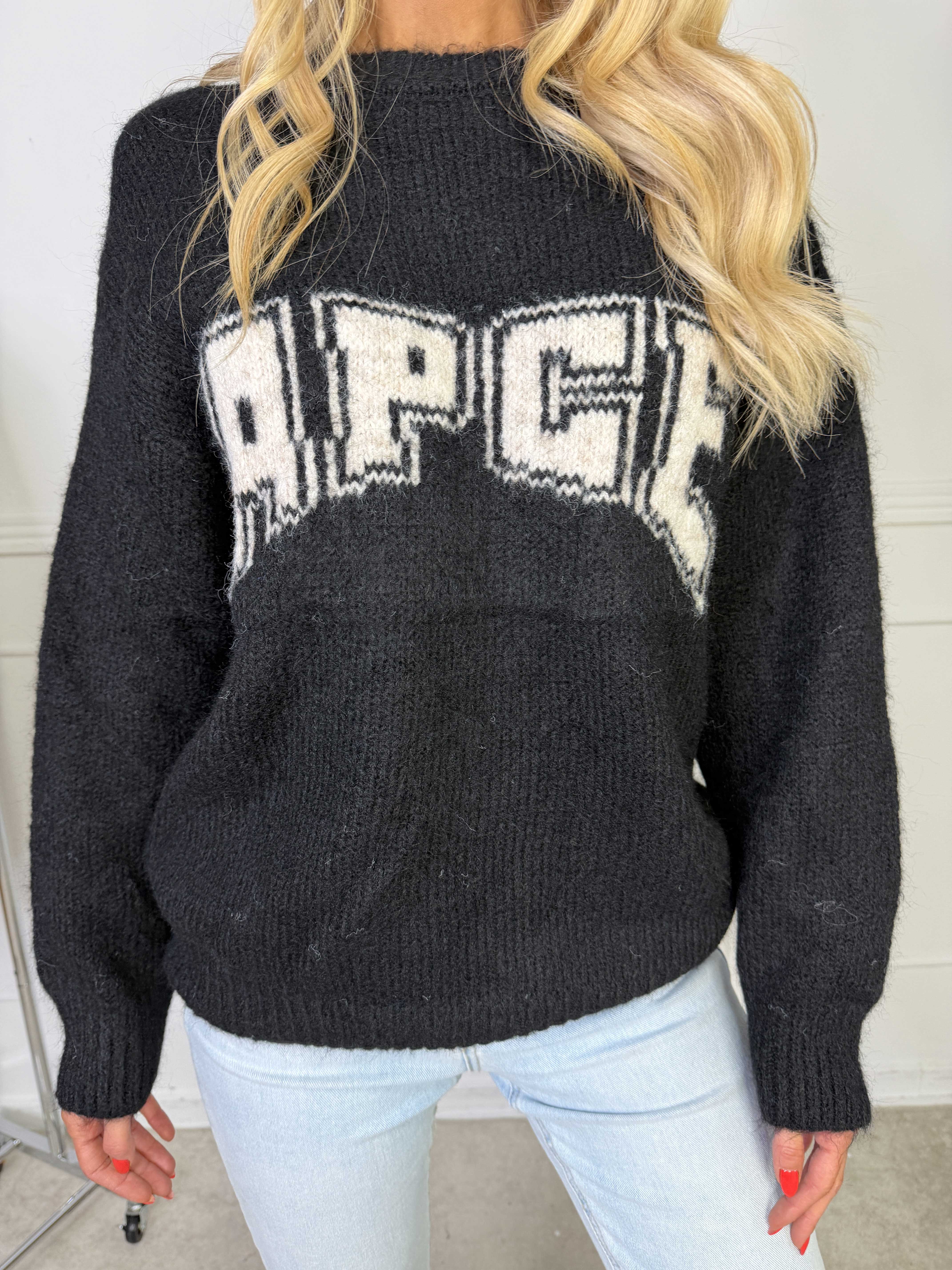 Adira - Blød strik med grafisk logo